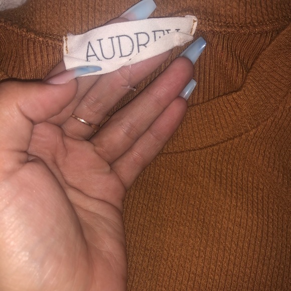 Two cropped sweater tops - Picture 3 of 6